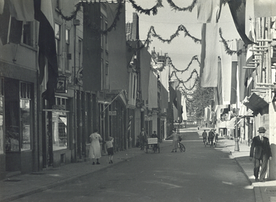 109531 Gezicht in de versierde Lange Smeestraat te Utrecht, onderdeel van de festiviteiten bij het 60e lustrum ...
